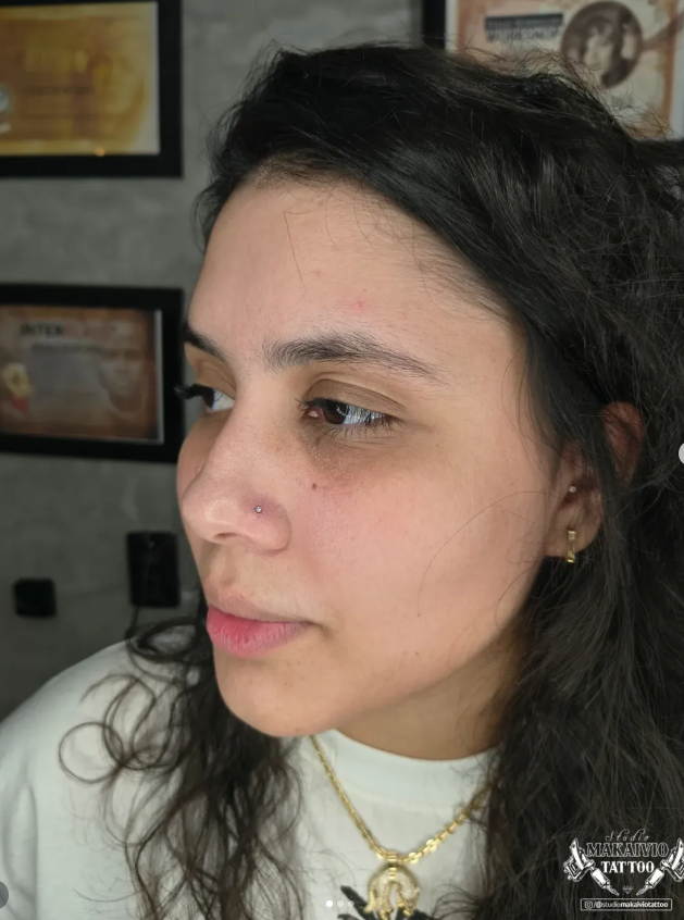 Piercing nostril realizado no Studio Makaivio