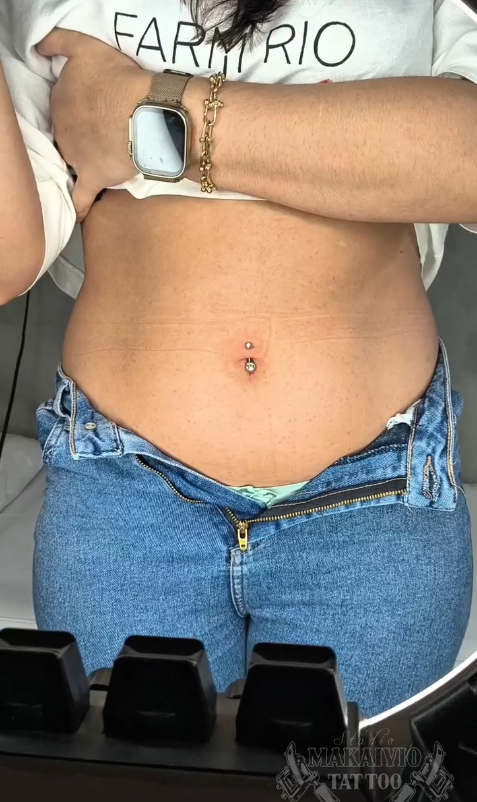 Piercing no umbigo realizado no Studio Makaivio