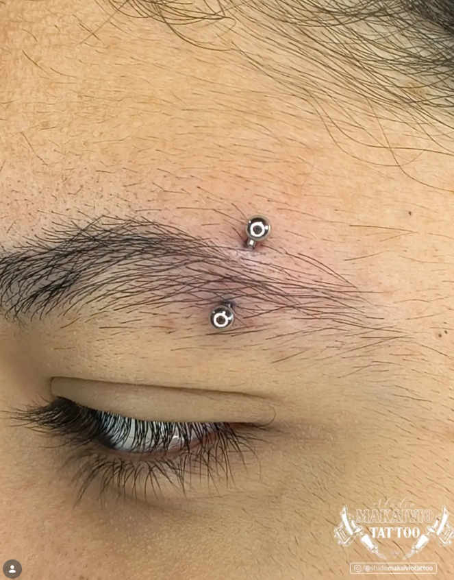 Piercing na sobrancelha realizado no Studio Makaivio