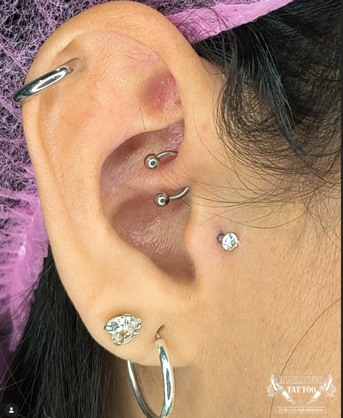 Piercing na orelha realizado no Studio Makaivio