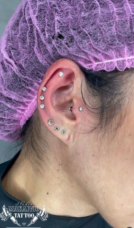 Composição de piercings na orelha realizada no Studio Makaivio