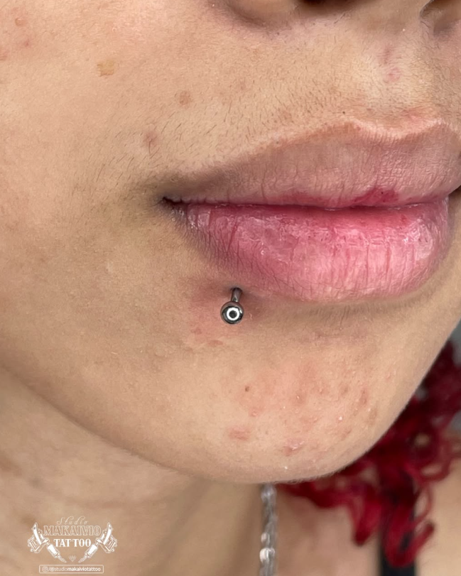 Piercing labial realizado no Studio Makaivio